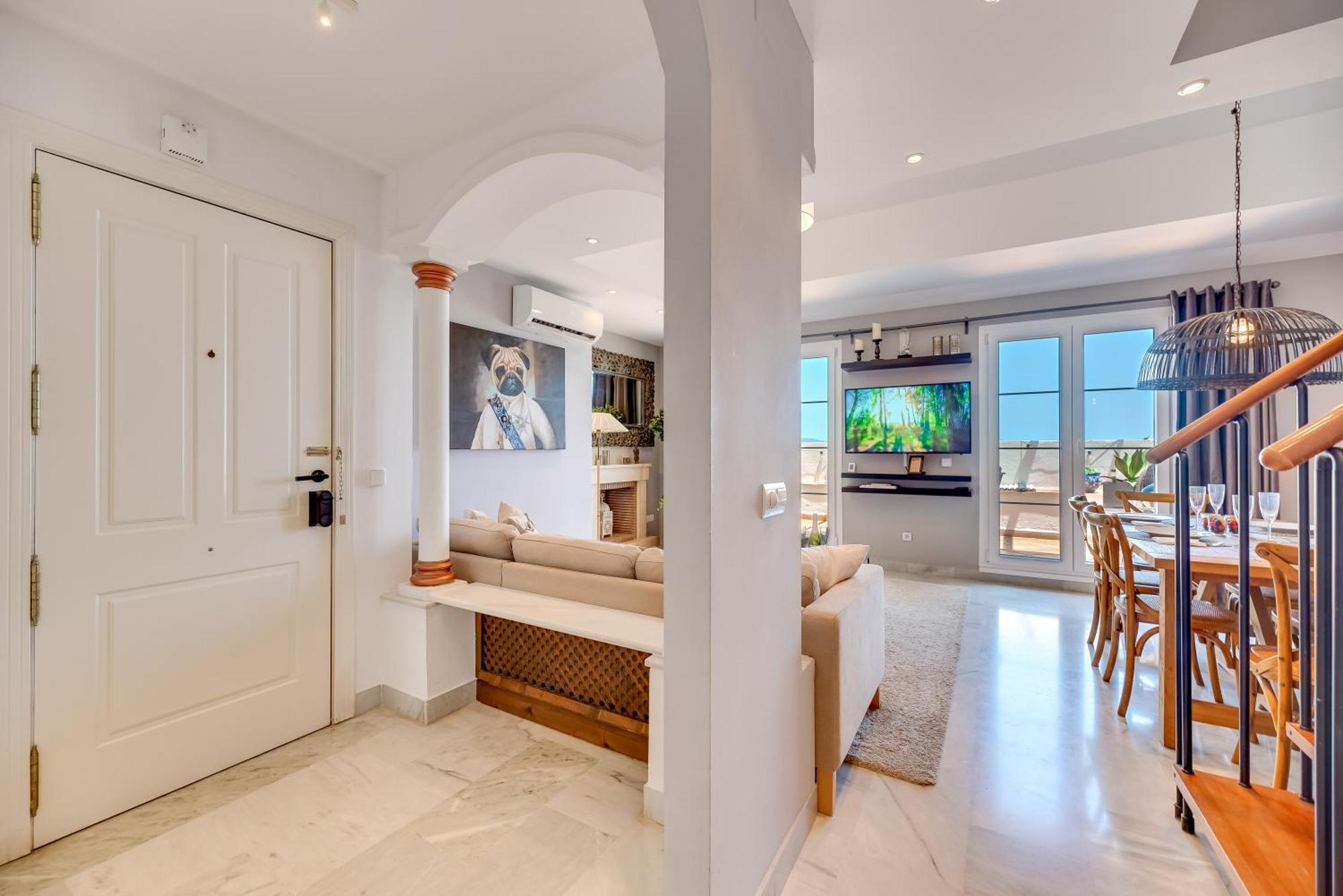 Elegant 2 Bdrm Penthouse With Bbq And Pools Lägenhet
