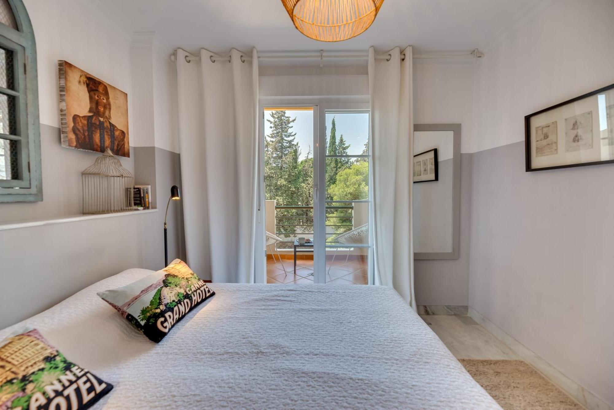 Elegant 2 Bdrm Penthouse With Bbq And Pools Lägenhet