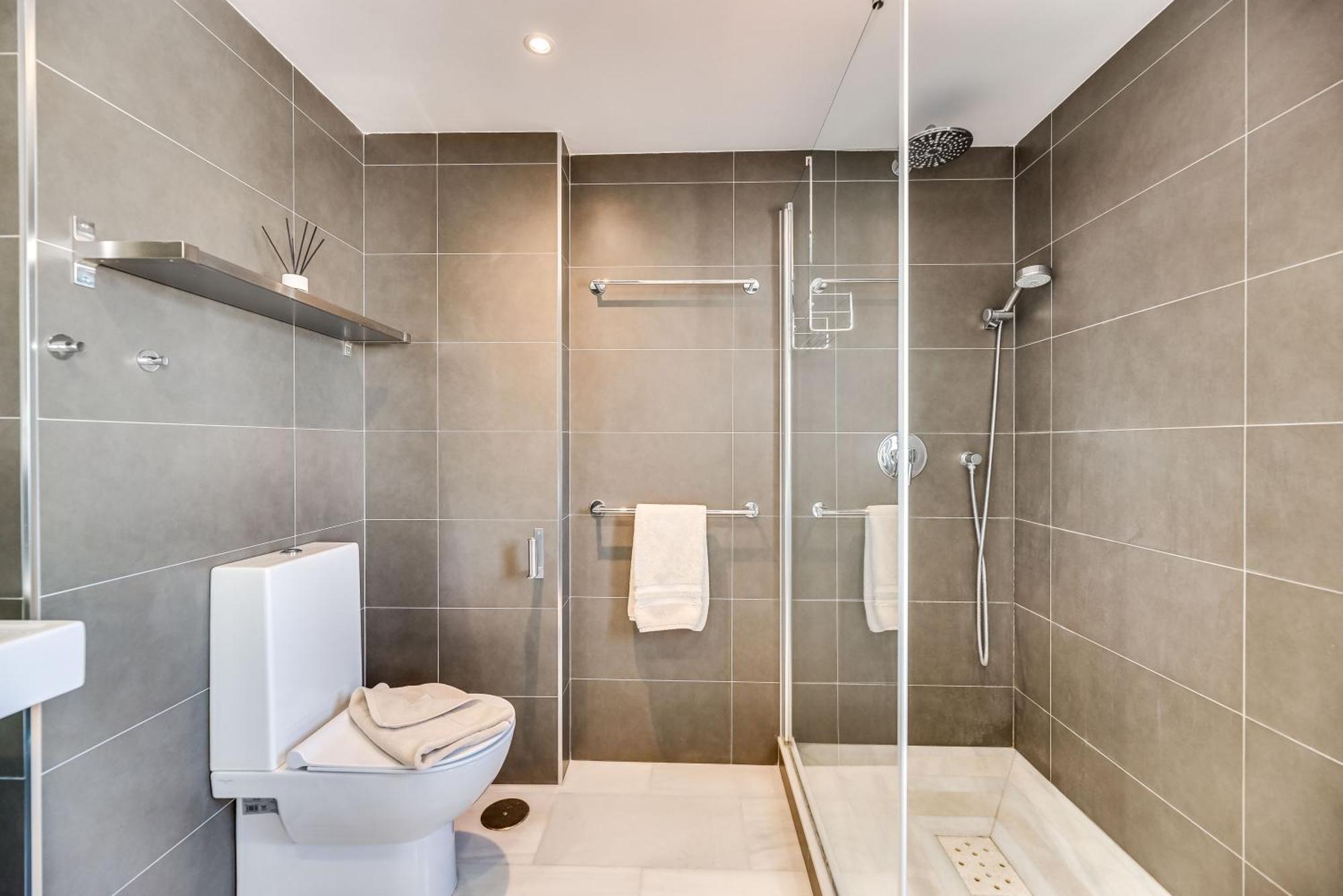 Elegant 2 Bdrm Penthouse With Bbq And Pools Lägenhet *